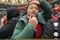 海港场边指挥情绪激动，孙兴慜队员怒摔水瓶